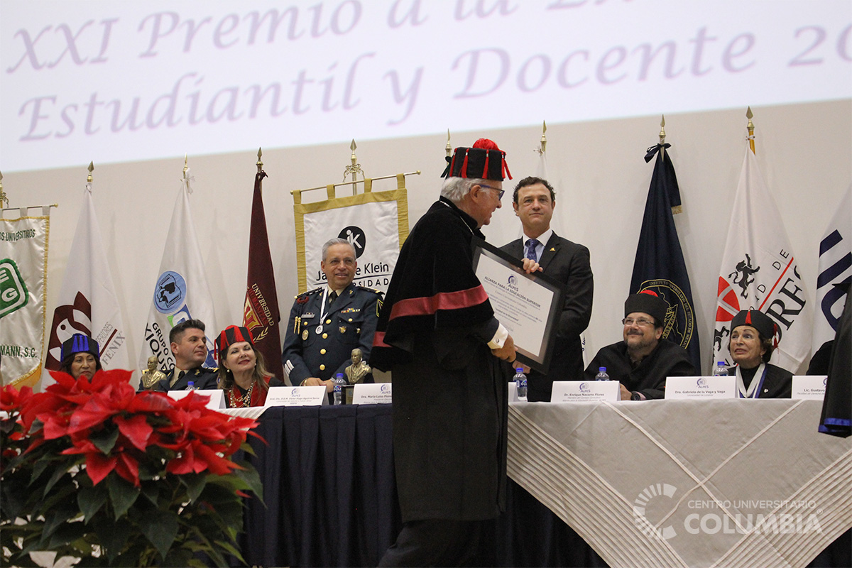 ENTREGA DE RECONOCIMIENTO POR LOS 65 AÑOS DEL CENTRO UNIVERSITARIO COLUMBIA DE PARTE DE LA ALIANZA PARA LA EDUCACIÓN SUPERIOR (ALPES) - XXI PREMIO A LA EXCELENCIA ESTUDIANTIL Y ACADÉMICA